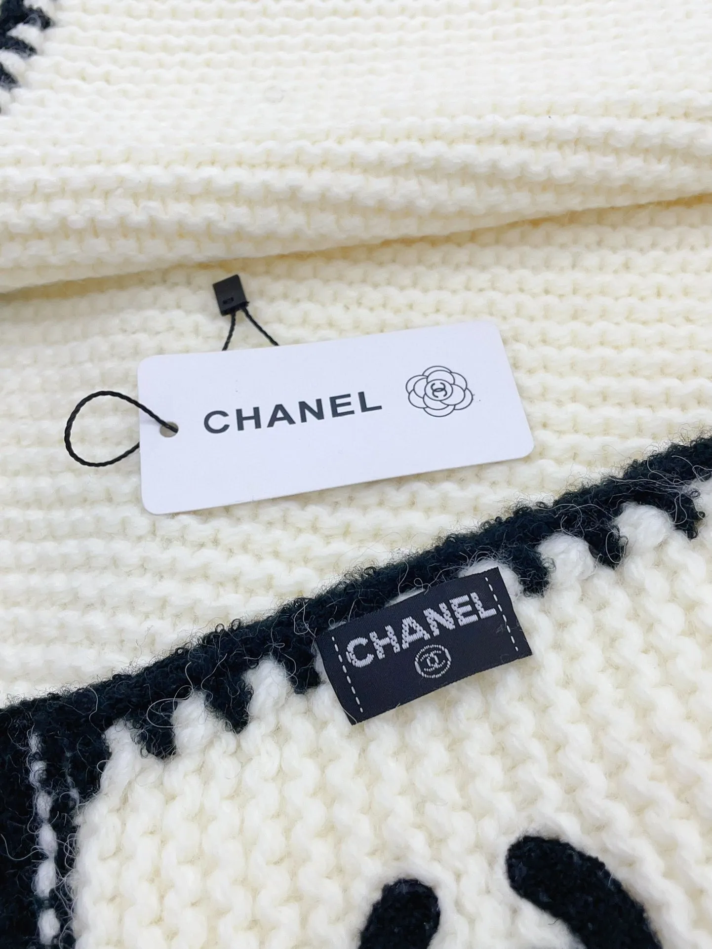 KNIT SCARF 200 CM IN WHITE CASHMERE WITH BLACK LOGO 383911